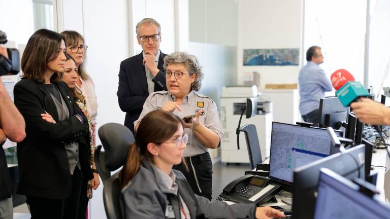 La subdirectora de Protección Civil eb Tarragona, Imma Solé, junto a la consellera de Interior, Núria Parlon, explicando a los medios el simulacro, en la sede del 112 en la demarcación de Tarragona. FOTO: ALBA MARINÉ