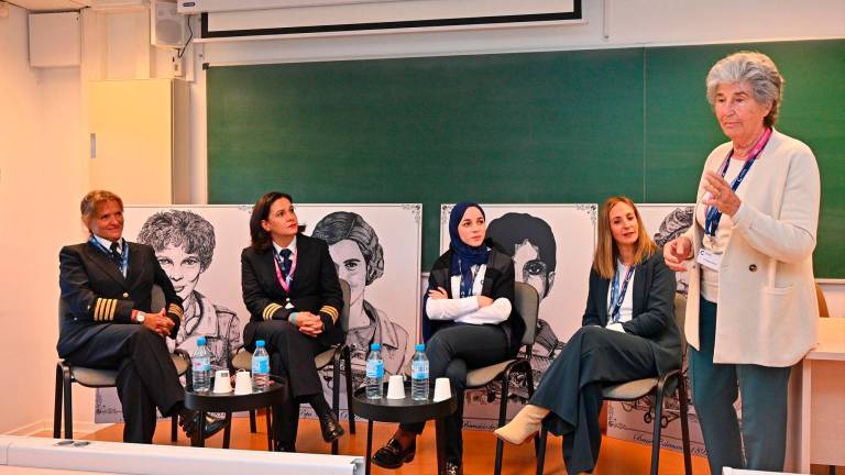 Mª del Mar Alguacil, Alicia Navarro, Manal Sefiani, Patricia Sanz y Bettina Kadner, ayer en una mesa redonda de mujeres piloto en CESDA. Foto: A. G.