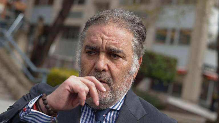 Miguel Gala, abogado del empresario Alberto Luceño, a su salida de la Audiencia Provincial de Madrid tras conocer la sentencia del juicio por el 'caso mascarillas', este miércoles. La Audiencia Provincial de Madrid ha absuelto a los empresarios Alberto Luceño y Luis Medina del delito de estafa por el que se pedía la mayor condena para ellos en el caso mascarillas, y solo condena al primero a tres años y ocho meses de cárcel por fraude a Hacienda y falsedad en documento oficial. Foto: EFE