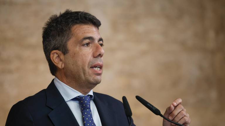 El president de la Generalitat, Carlos Mazón, realiza unas declaraciones tras la reunión mantenida este pasado lunes con el consejero delegado de PowerCo, Andreas Rottmann, para analizar la evolución del proyecto de la gigafactoría de baterías de Sagunto del grupo Volkswagen. Foto: EFE