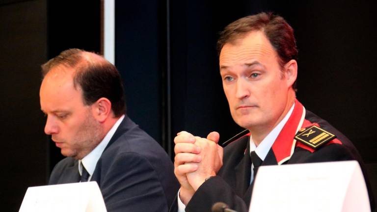 El director general de los Mossos, Pere Ferrer, junto al comisario jefe del cuerpo, Eduard Sallent, durante la celebración del Día de las Escuadras en la sede central del cuerpo. FOTO: ACN