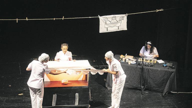 La compañía Les Pinyes presentó ayer por la tarde en el Teatre Principal de Valls el espectáculo ‘Un tros de pa’, un viaje alrededor del compañerismo y la solidaridad, además de una experiencia visual y sensitiva. Foto: àngel ullate