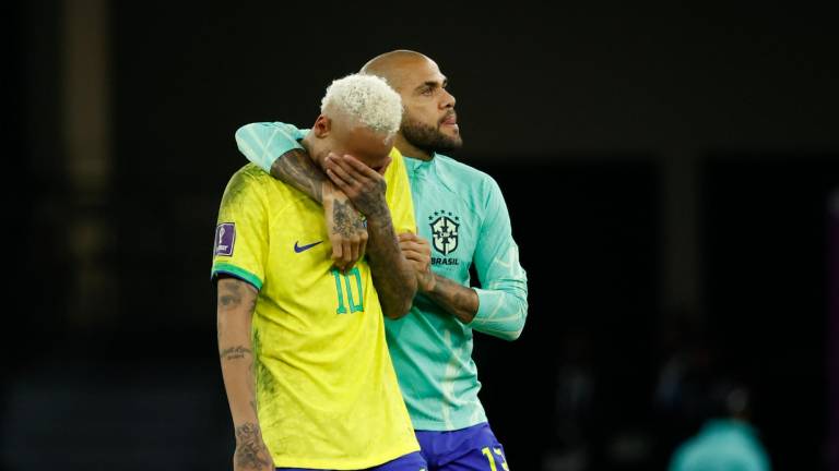 $!Dani Alves consuela a su amigo Neymar, que llora desconsoladamente. FOTO: EFE