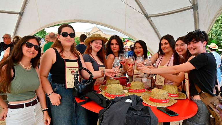 Las amigas Mar Mora, Ana Nieto, Laura Cogul, Paula Casas, Wensi Du, Noelia Llaberia, Sílvia Ardèvol y Berta Vizcarri fueron por primera vez a la Reus Viu el Vi. Foto: A. González