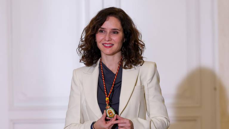 La presidenta de la Comunidad de Madrid, Isabel Díaz Ayuso, tras recibir este lunes la Medalla de Oro concedida por el Colegio de Procuradores de Madrid durante un acto celebrado en la Real Casa de Correos, sede del Gobierno regional. Foto: EFE
