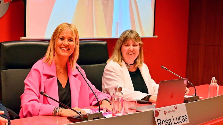 Rosa Lucas, la nueva presidenta de La Unió de Botiguers, con la saliente, Meritxell Barberà, este miércoles 12 de abril en la Cambra de Comerç de Reus. Foto: A. González