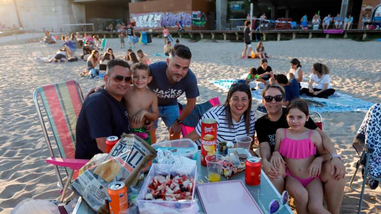 Una familia cenando en la playa de El Miracle a la espera del espectáculo. foto: MARC BOSCH