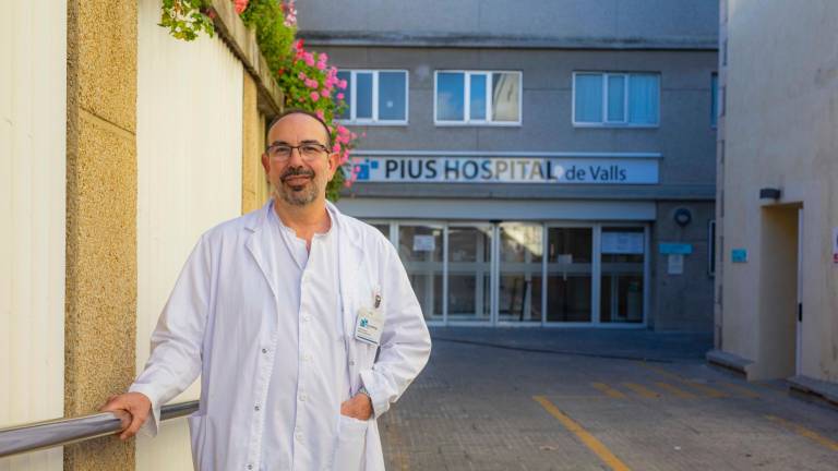 Josep Maria Serra, ayer, en la puerta del Pius Hospital de Valls. Foto: Àngel Ullate