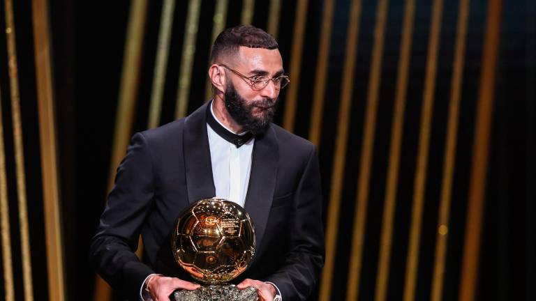 Karim Benzema posa con el trofeo. foto: efe