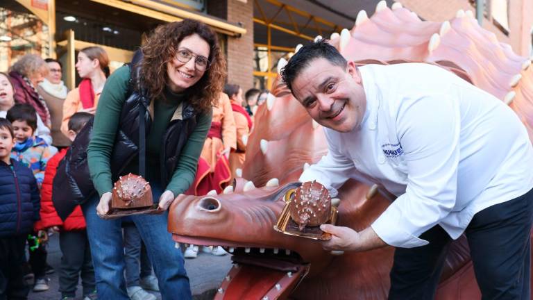 Presentació de la figura de xocolata de la Cucafera, juntament amb els portadors de la bèstia. Foto: Alba Mariné