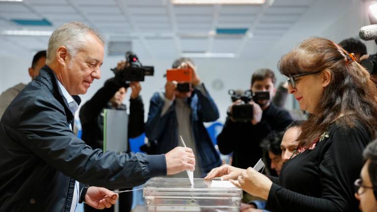 Un hombre ejerce su derecho a voto en Bilbao. Foto: EFE