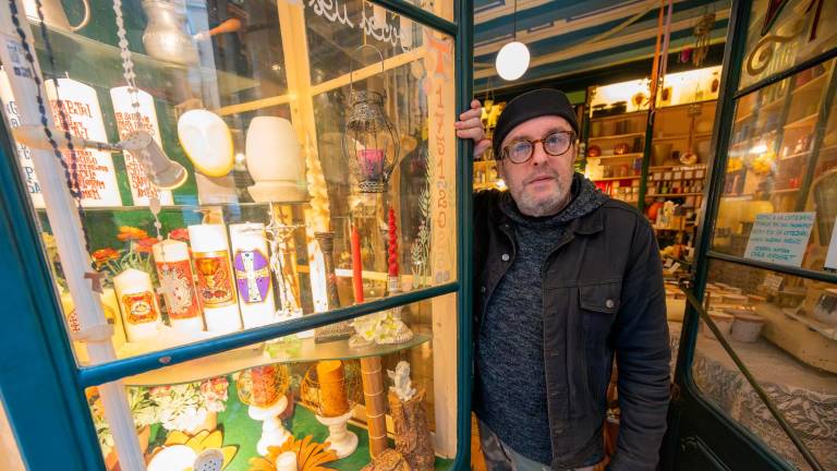 El actual propietario de Casa Corderet, Xavier Pagès, en la puerta de la tienda. Foto: Marc Bosch