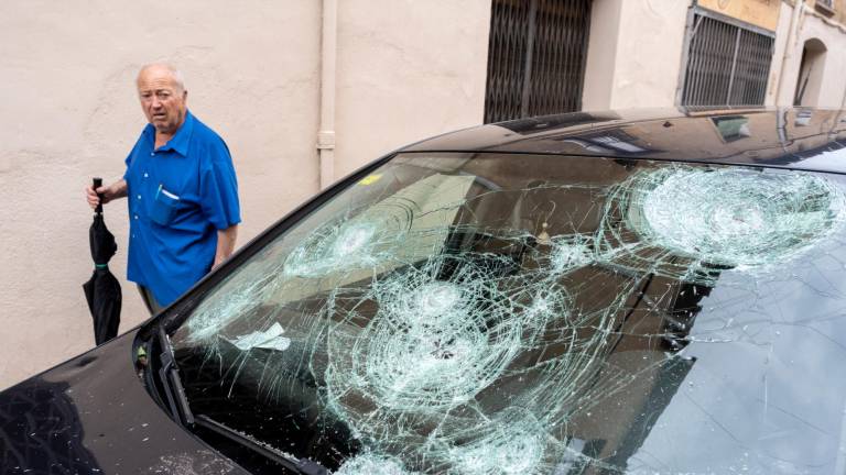 Imagen de los destrozos provocados por el granizo en un coche que se encontraba aparcado en al calle en La Bisbal d’Empordà. Foto: EFE
