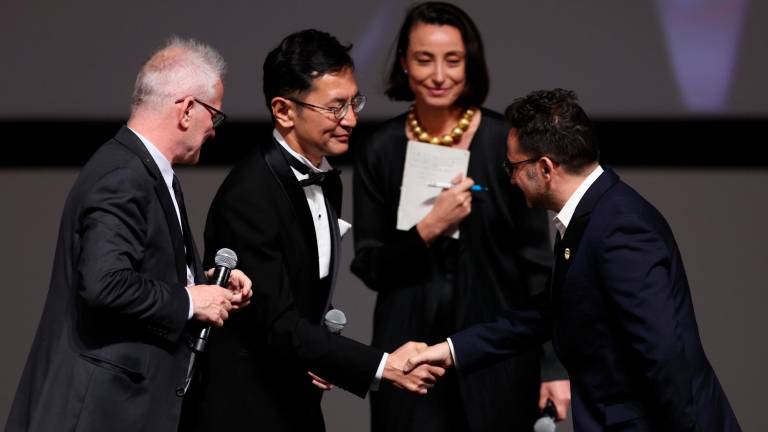 Bayona estrechando la mano a representantes de Estudios Ghibli. Foto: EFE