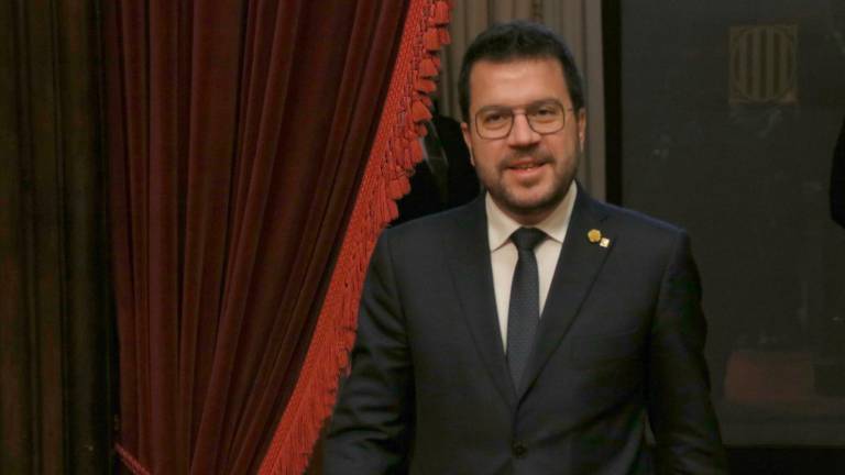 El president del Govern, Pere Aragonès, entra a l’hemicicle del Parlament. Foto: ACN