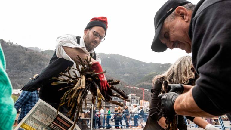 Preparant els calçots de la calçotada popular de Valls a Andorra la Vella. FOTO: Cedida