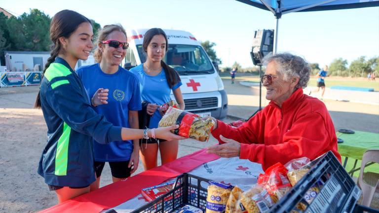 $!Creu Roja se encargó de recoger los alimentos donados a modo de inscripción y los entregará al Banc dels Aliments. Foto: Alba Mariné
