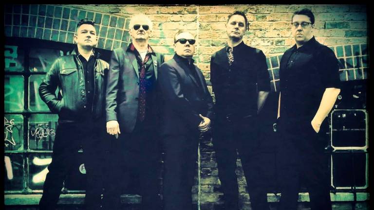 El quintento The Godfathers, liderado por su cantante y fundador Peter Coyne (c). foto: The Godfathers