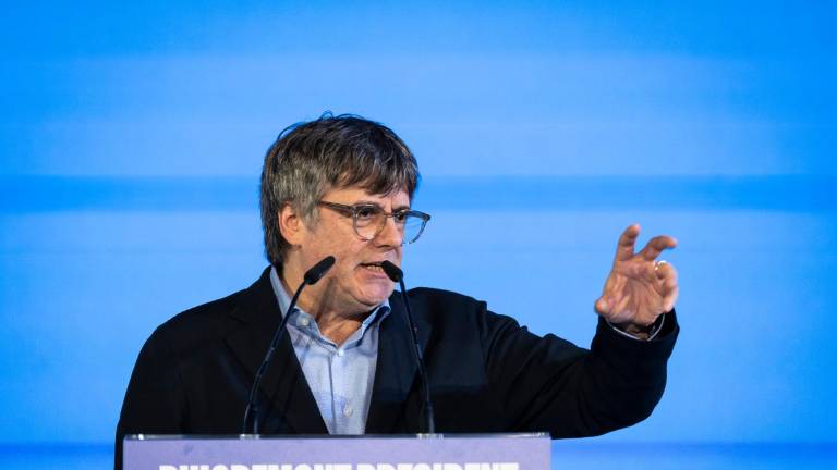 El candidato de JxCat a la presidencia de la Generalitat, Carles Puigdemont, interviene en un acto electoral de JxCat en Argelès-sur-Mer, este sábado. Foto: EFE