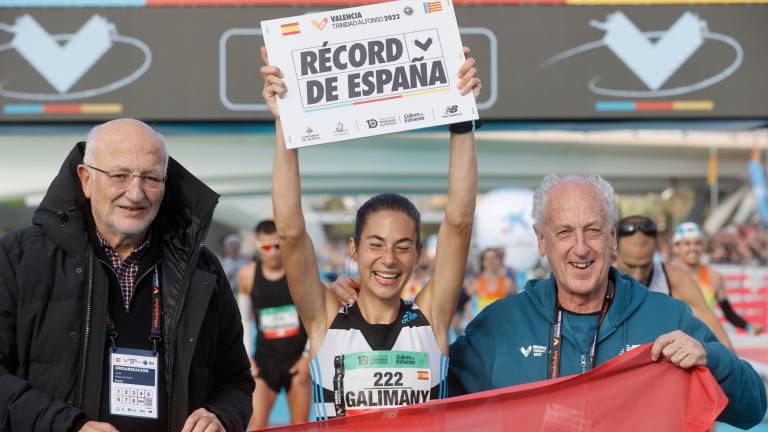 Marta Galimany, en meta, con el cartel que acredita su récord de España de maratón. Foto: EFE