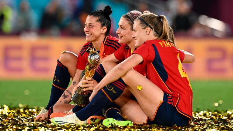 De izquierda a derecha, Jennifer Hermoso, Alexia Putellas e Irene Paredes, en la celebración de la Copa del Mundo recientemente conquistada por la selección en Sídney. Foto: EFE/Dan Himbrechts