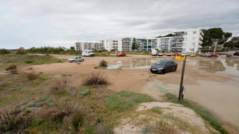 El proyecto de la Generalitat contempla hacer desaparecer el aparcamiento situado delante de los apartamentos Constelación. foto: Marc Bosch
