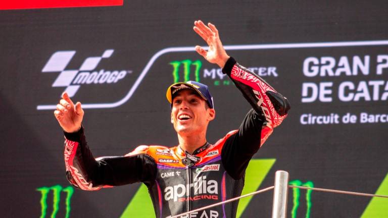 Pol Espargaró celebra la victoria que obtuvo ayer en la carrera de MotoGP. foto: DT