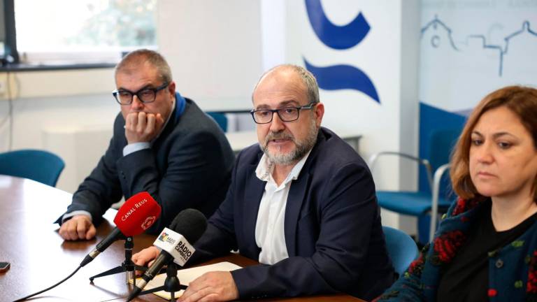 Alfredo Clúa acompañado de los concejales socialistas, Enrique Arce y Gemma Balanyà. Foto: Alba Mariné