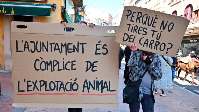 $!Animalistas, prote¡stando este mediodía durante los Tres Tombs de Reus. FOTO: Alfredo González