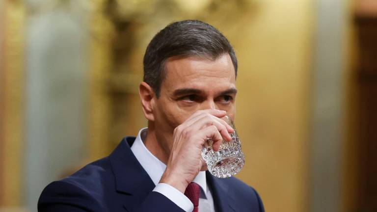 El presidente del Gobierno en funciones, Pedro Sánchez, toma agua mientras se dirige a la Cámara en el primer día de su debate de investidura para exponer su nuevo programa de Gobierno y pedir la confianza a la Cámara para revalidar su mandato en la Moncloa, este miércoles, en Madrid. Foto: EFE