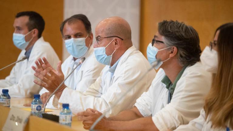 Els metges que atenen Jordi Pujol, ahir informant sobre el seu estat de salut. foto: efe