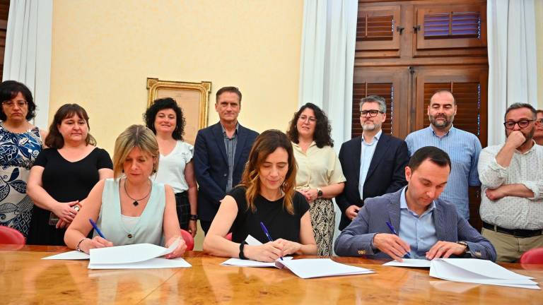 Noemí Llauradó, Sandra Guaita i Daniel Rubio signen l’Acord de govern per al mandat 2023-27 a l’Ajuntament de Reus. foto: Alfredo González