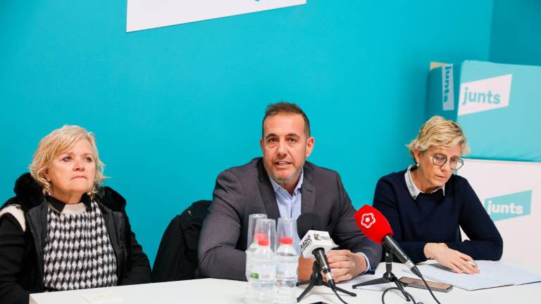 El portavoz de Junts per Cambrils, Enric Daza, compareció ayer junto a sus compañeras de partido, Teresa Recasens y Laura Mellau. Foto: Alba Mariné