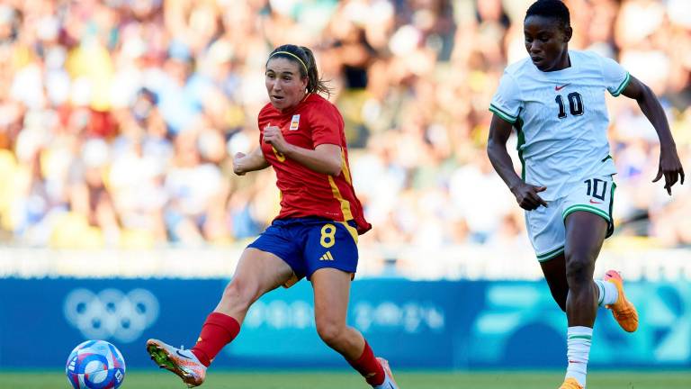 Mariona Caldentey controla el esférico ante Christy Ucheibe en un instante del partido. foto: EFE/David Aliaga/RFEF