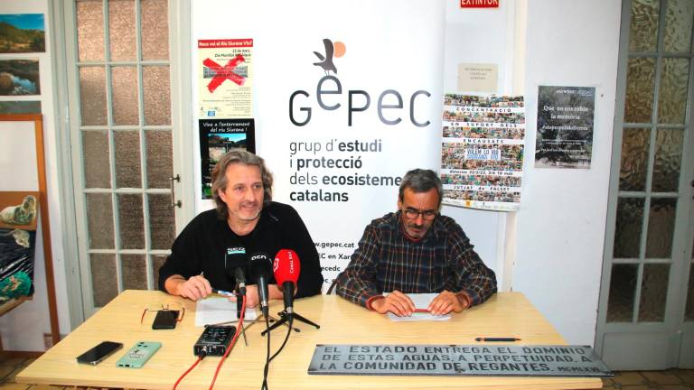 Xavi Jiménez, president del GEPEC-EdC, i Andreu Escolà, delegat d’aigua de GEPEC-EdC, subjectant una placa reivindicativa en la roda de premsa per valorar les propostes per traspassar aigua de l’Ebre cap al Priorat. Foto: ACN