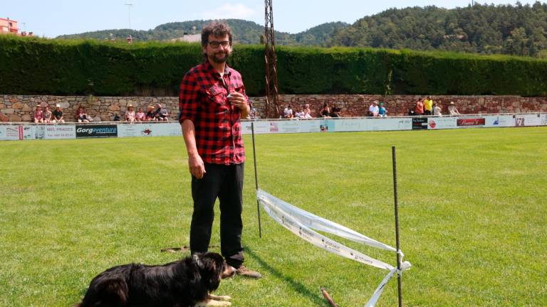 El pastor Moisés Tarrès, de Viladrau, juntament amb el seu gos Mac al 33è Concurs internacional de gossos d’atura de Prades. Foto: ACN