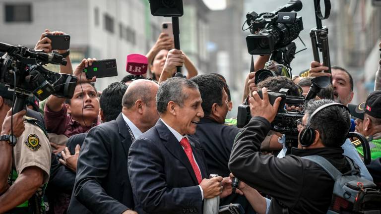 El expresidente de Perú Ollanta Humala (c) llega al edificio Carlos Zavala Loayza, del Poder Judicial del Perú, este martes, en Lima (Perú). La Justicia peruana emitirá una sentencia en el caso abierto a Humala y su esposa Nadine Heredia por supuesto lavado de activos. Foto: EFE