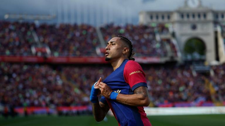 El delantero del Barcelona Raphinha celebra su segundo gol contra el Real Madrid. Foto: EFE/ Alberto Estévez