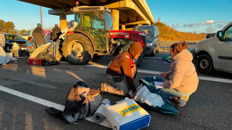 Los manifestantes abandonan la AP-7. Foto: ACN