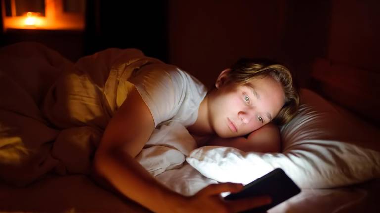 Según datos de la Sociedad Europea del Sueño, el 76% de los adolescentes usa el móvil en la cama antes de dormir. Foto: Getty Images