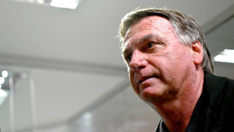 El expresidente brasileño, Jair Bolsonaro (2019-2022), camina a su llegada a una reunión con parlamentarios de oposición, este martes en el Senado Federal, en Brasilia (Brasil). Foto: EFE