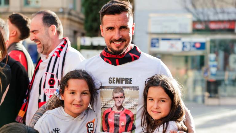 Marc Carrasco con la camiseta en recuerdo a Pitarque y sus dos hijas en la Plaça Prim. foto: alba mariné