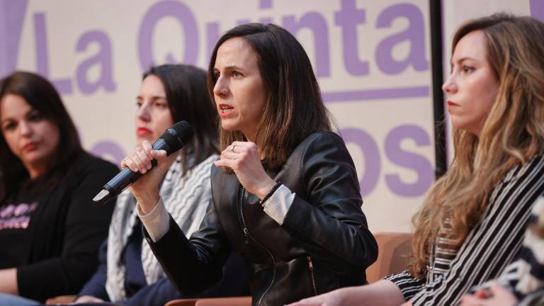 La secretaria general de Podemos, Ione Belarra, la secretaria política de la formación, Irene Montero, y la coordinadora de Podem País Valencià, María Teresa Pérez, participan en un acto político en València. Foto: EFE