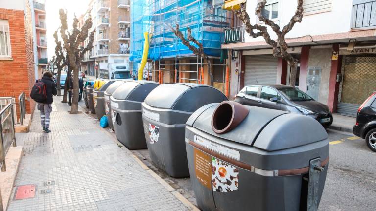 Las obras en la rambla han derivado en una mayor presencia de contenedores en las calles de Cristóbal Colón y Pau Casals. Foto: Alba Mariné