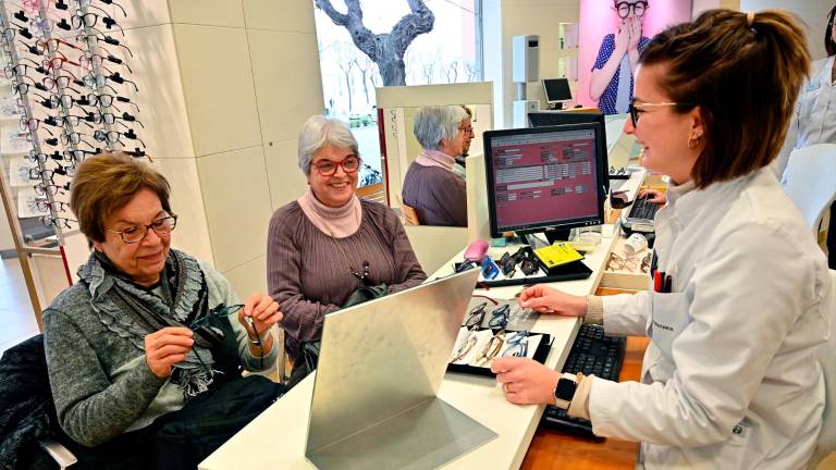 La mayoría de clientes no llevaron la mascarilla en el primer día sin ser obligatoria en ópticas, ortopedias y centros auditivos. Foto: Alfredo González