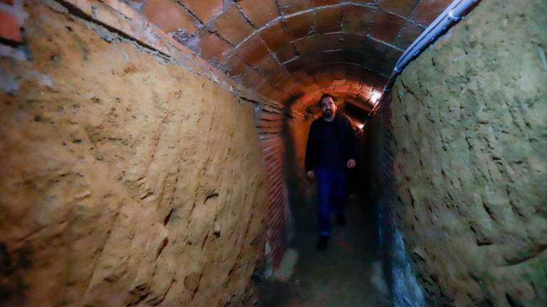 Aquest matí s’ha pogut visitar el refugi antiaeri del carrer de Sant Jaume de Castellvell del Camp. FOTO: Marc Bosch