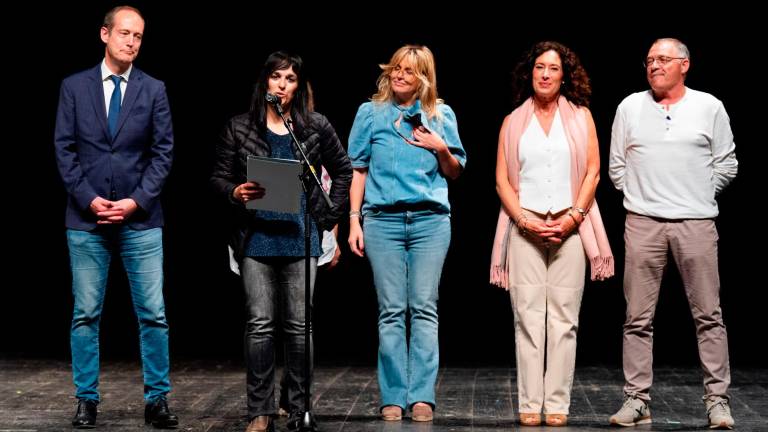 La cúpula de Aliança Catalana, durante al acto final de campaña, con su lideresa y alcaldesa de Ripoll, Sílvia Orriols. Foto: EFE