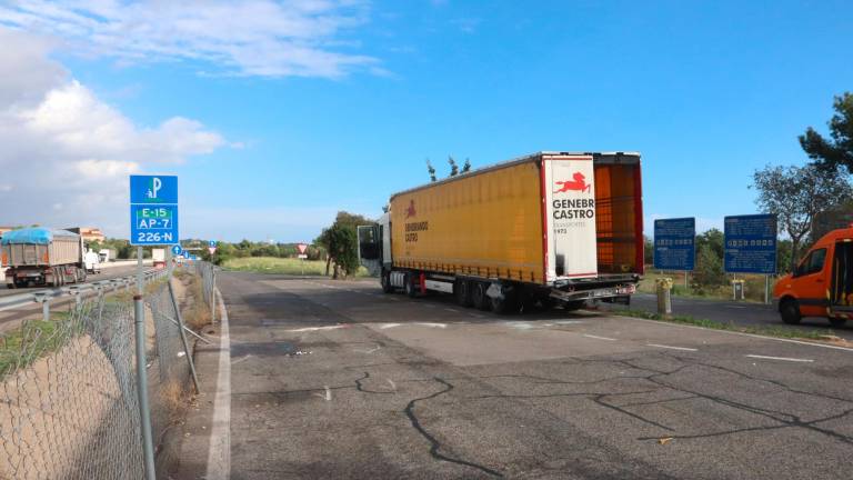 El camión contra el que ha chocado el turismo. Foto: ACN