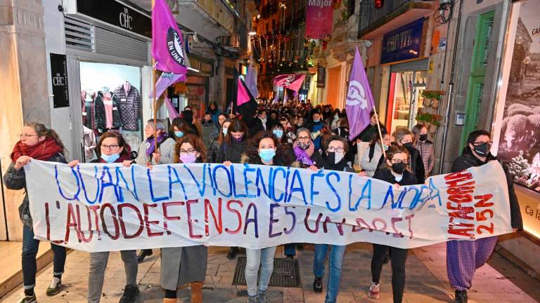 La marcha del último 25 de noviembre, avanzando por las calles del centro de la ciudad. Foto: Alfredo González