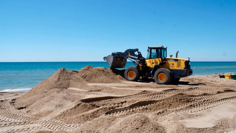 $!Aportación extraordinaria de arena en las playas de Calafell